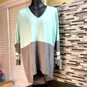 Vince Camuto sweater. Two tone sea foam green & Heather grey. Size large. (PP5)